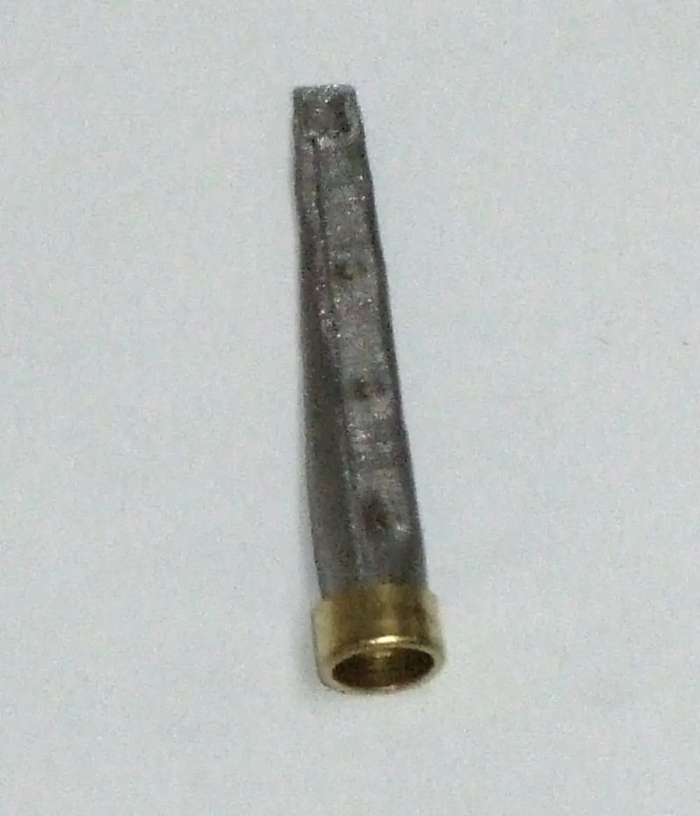 Daikin-Filter mit einer länglichen, metallischen Form und einer goldfarbenen Verbindung, vor weißem Hintergrund abgebildet.